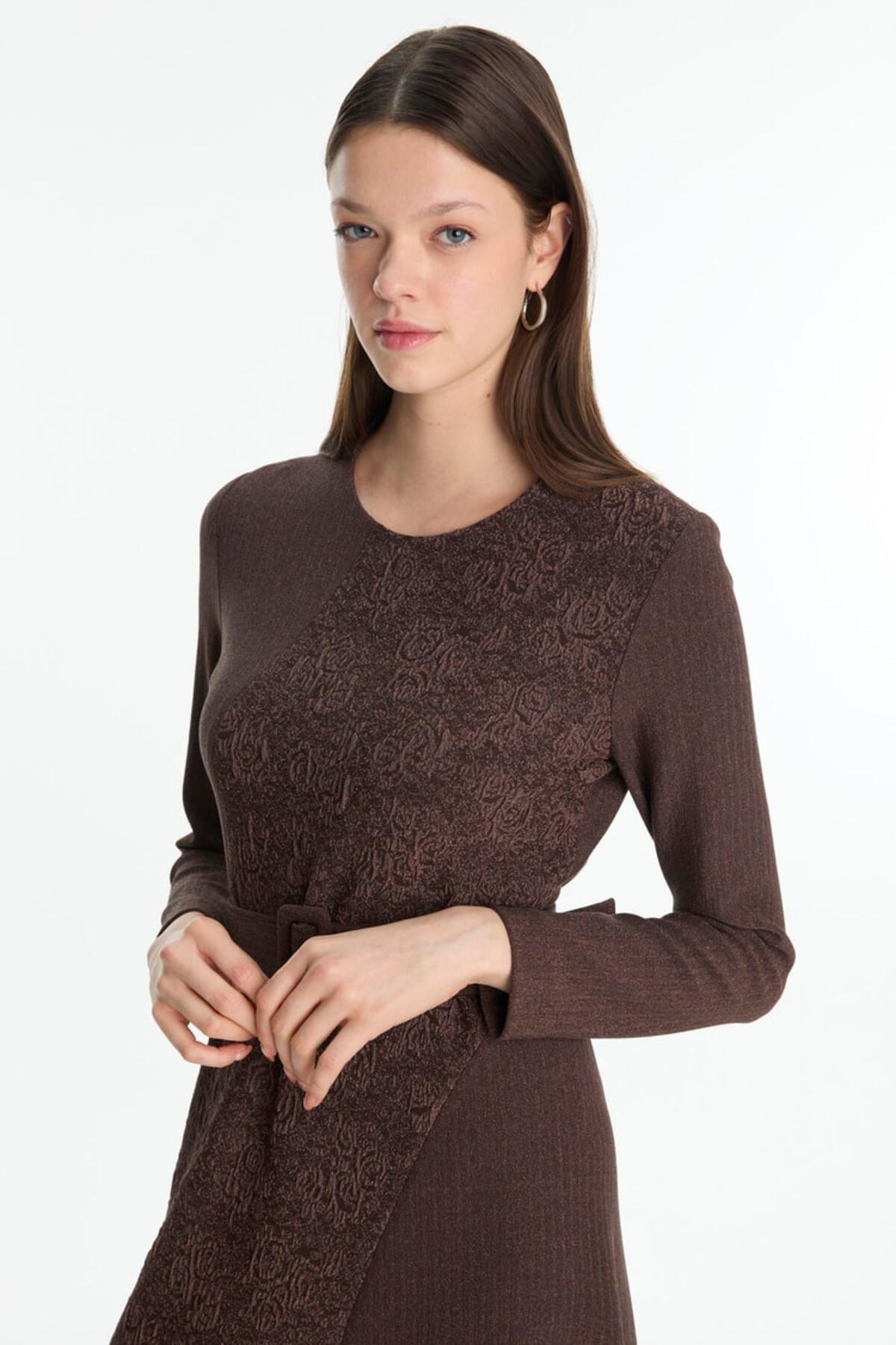 KEMERLİ JAKAR DETAYLI ELBİSE