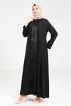SATEN DETAYLI SİM ŞERİTLİ ABAYA