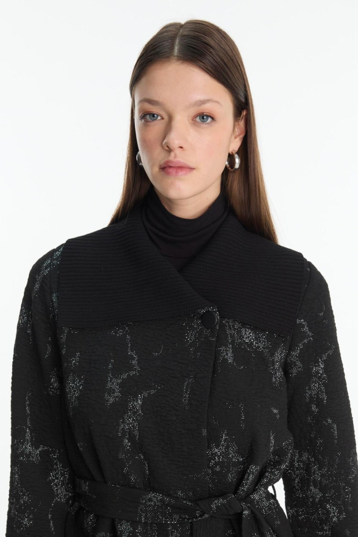 GENİŞ YAKA DESENLİ BAĞLAMALI KAP