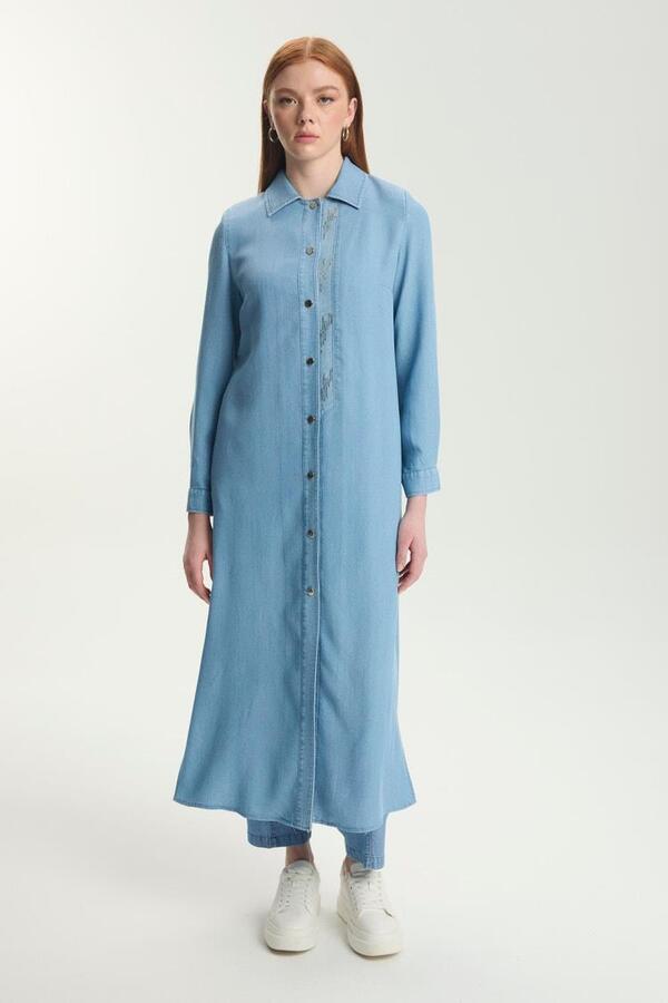 DÜĞMELİ ARKA PUL İŞLEMELİ DENİM KAP