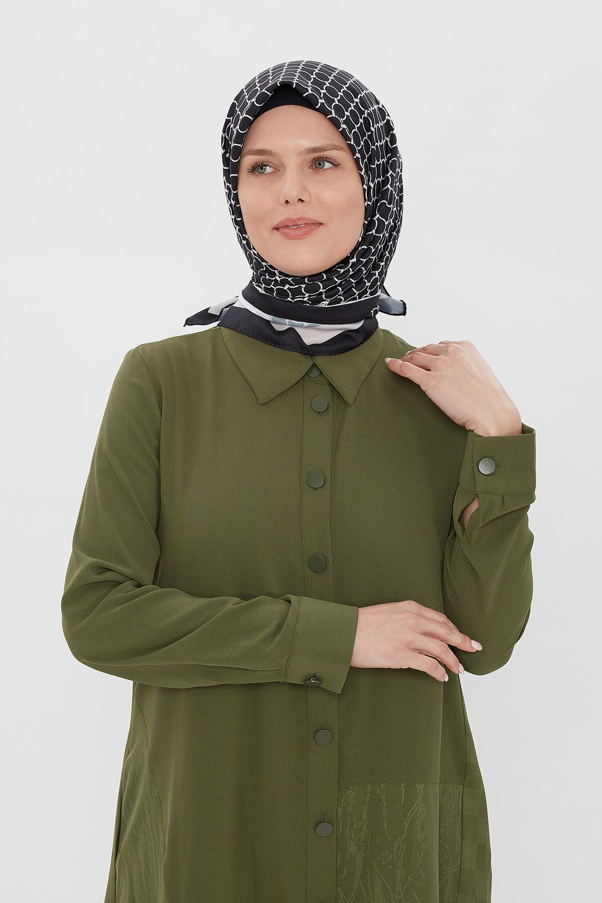 DÜZ RENK JAKARLI DÜĞMELİ ELBİSE