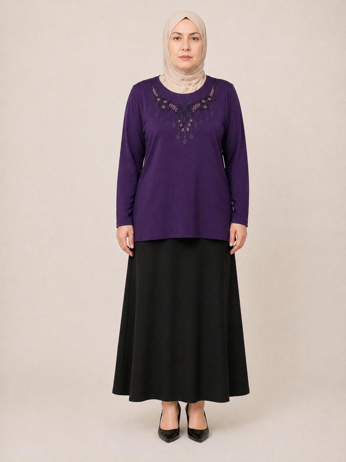 TAŞ VE NAKIŞ İŞLEMELİ BLUZ